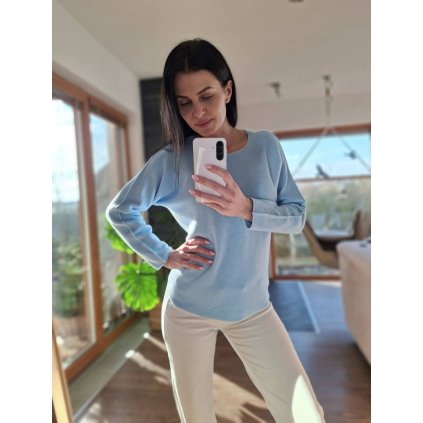 Prijemny svetrik ve svetle modre barve