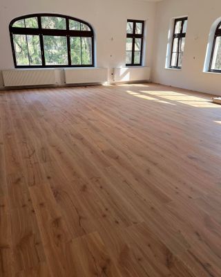 🏛️ Další realizace dokončena. V tomto větším sále jsme pokládali SPC podlahu v dekoru přírodního dubu. Díky moderní...