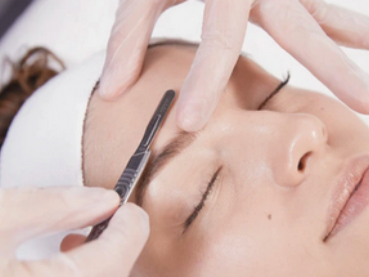 Dermaplaning: mýty, fakta a vše, co potřebujete vědět před prvním ošetřením
