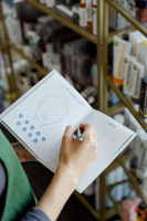 Terapeutka a klientka konzultují Skin Fitness plán a produkty Dermalogica