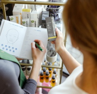 Spokojená klientka s doporučeným produktem Dermalogica