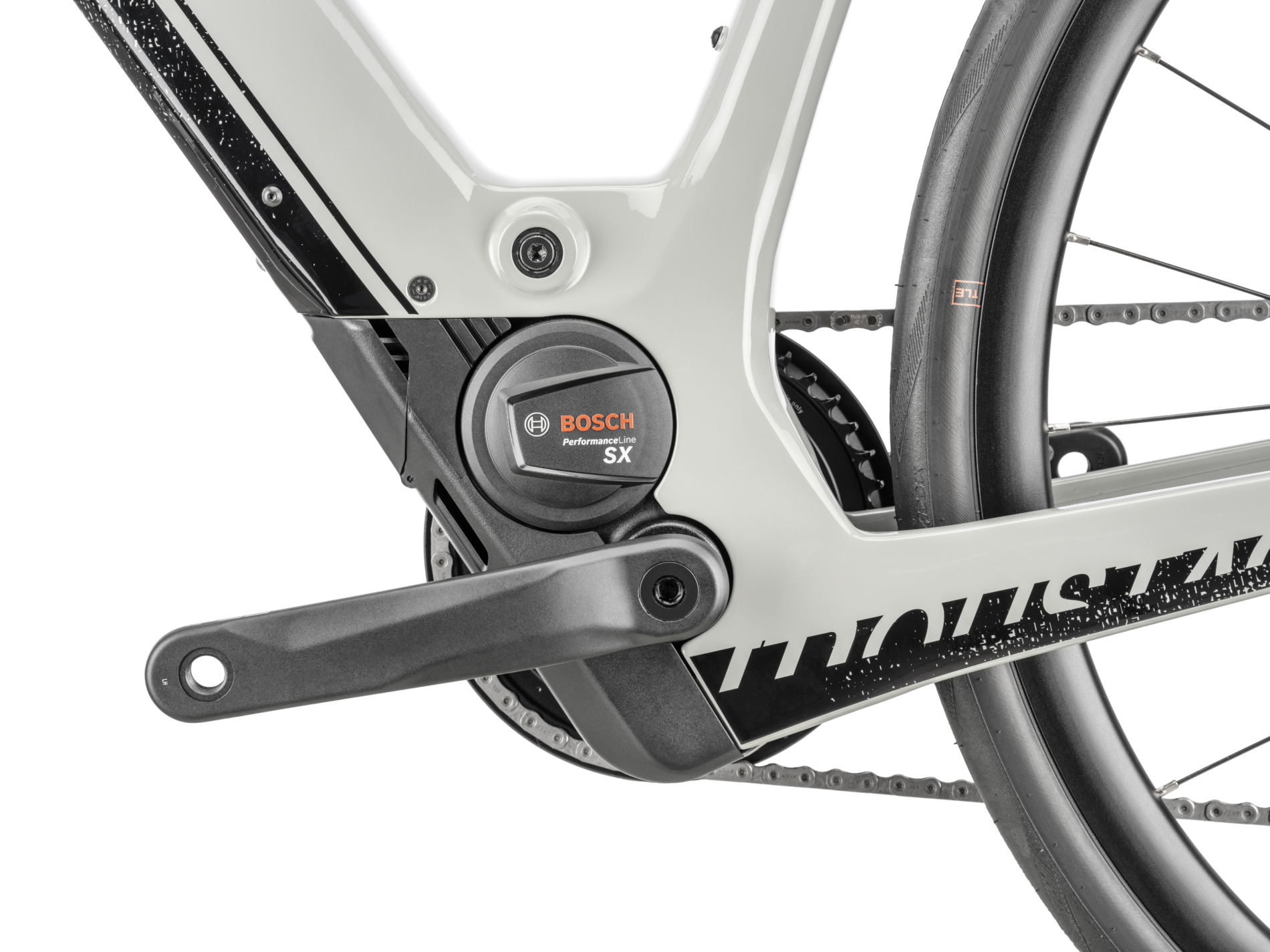 di28c0450240-dimanche-28-road-4-motor-detail-view-studio-1900x1425