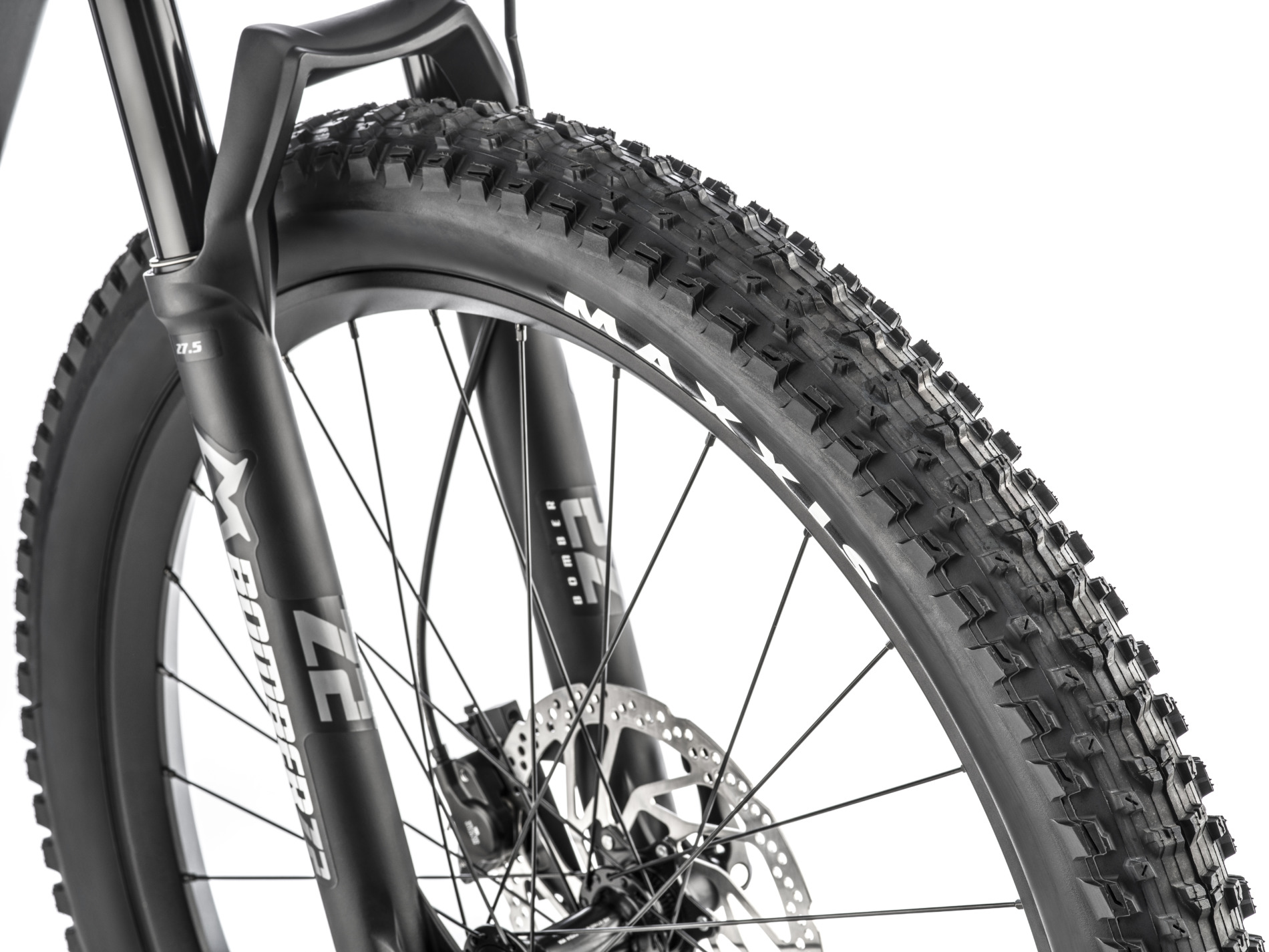 sa27co447230-samedi-off-4-tyres-detail-view-studio-1900x1425