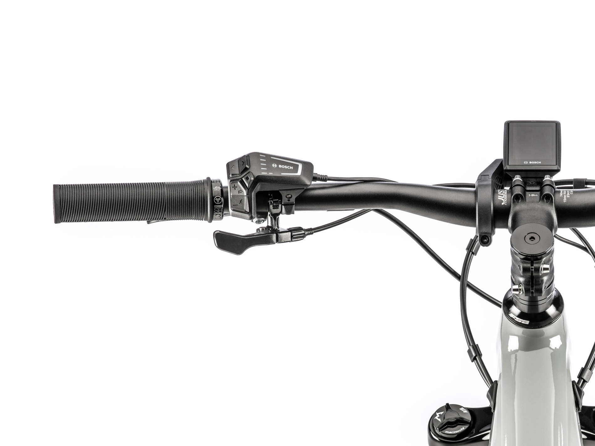 sa27fw544230-samedi-wide-5-cockpit-detail-view-studio-1900x1425