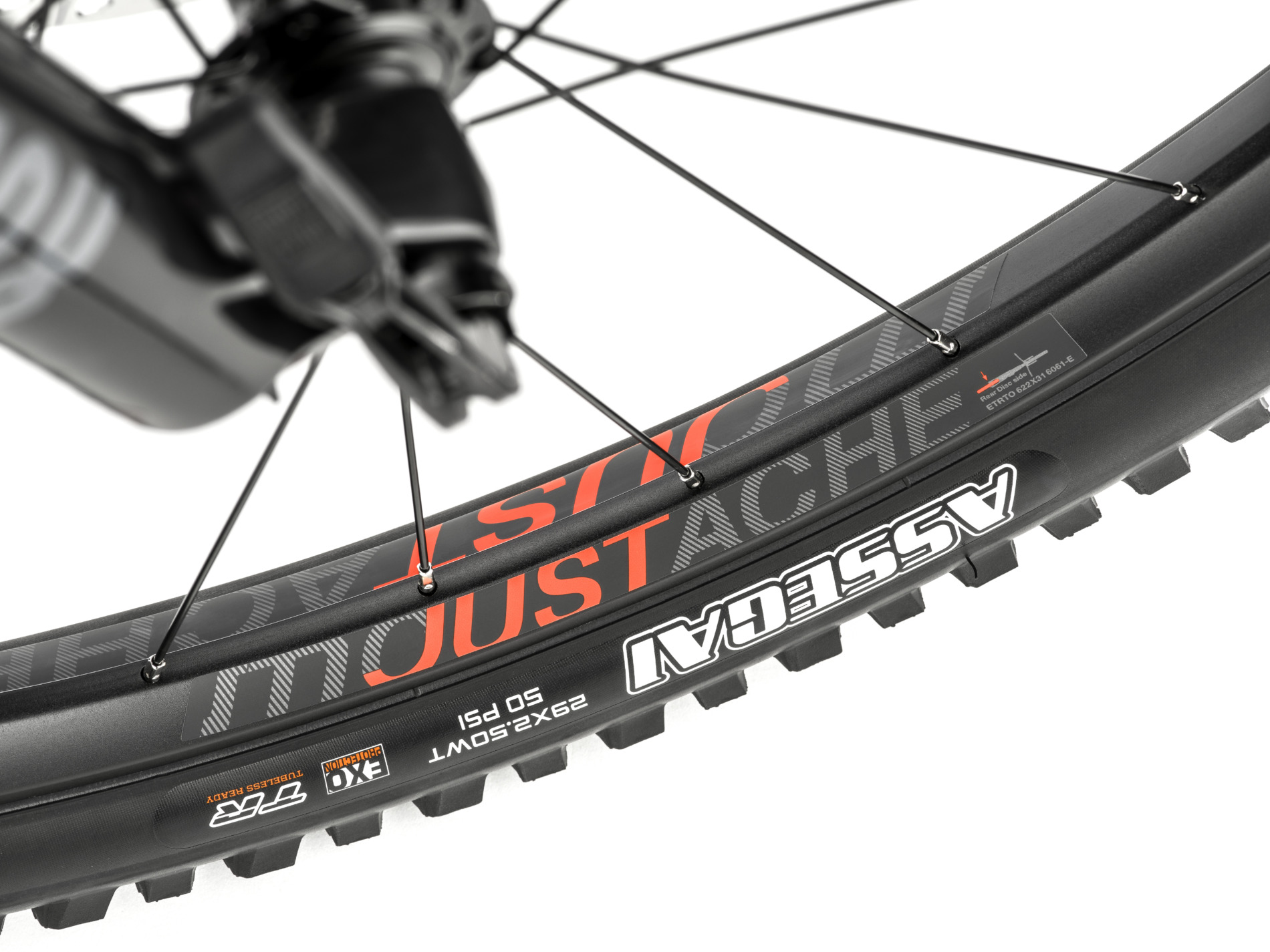 sa29ft5--220-samedi-29-trail-5-wheel-details-studio-1900x1425