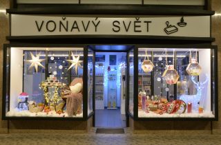 Letošní podzimní výloha nám vydržela měsíc a půl a my ji nyní vyměnili za tu vánoční. :) Důvodů abychom do měsíce...