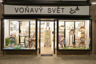 Už tu máme zase léto, minimálně u nás v Luhačovicích v obchodě. :) V letní výloze najdete spoustu nových doplňků. Na skla...