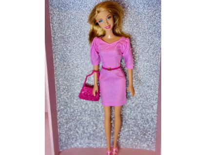 Barbie v růžových šatech