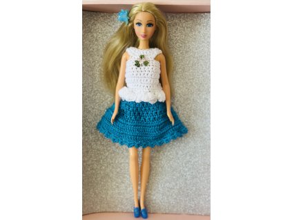 Panenka v háčkovaných šatech