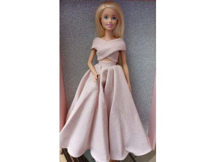 Barbie v krémových plesových šatech