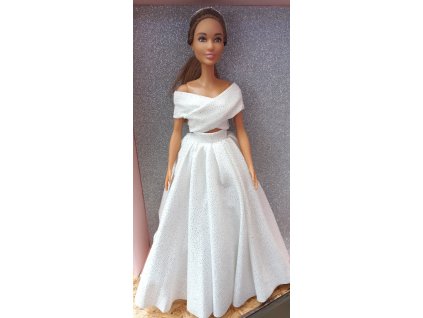 Barbie v bílých plesových šatech
