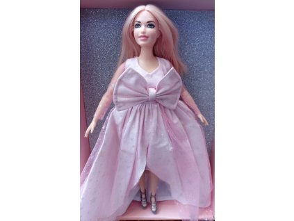 Barbie v růžových šatech s mašlí