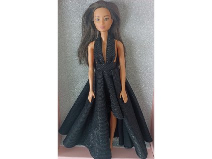 Barbie v černých šatech