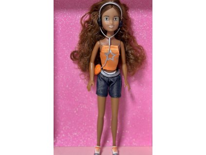 Panenka Sindy 2002 - s discmanem