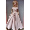 Barbie v krémových plesových šatech