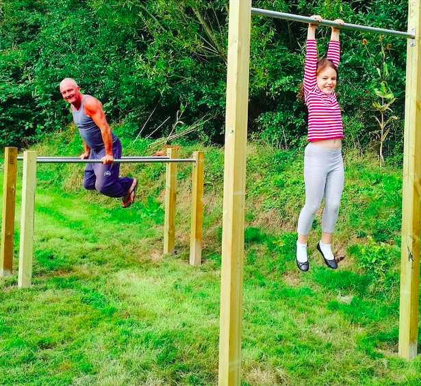 Dřevěné workout hřiště s kovovými prvky pro samoinstalaci