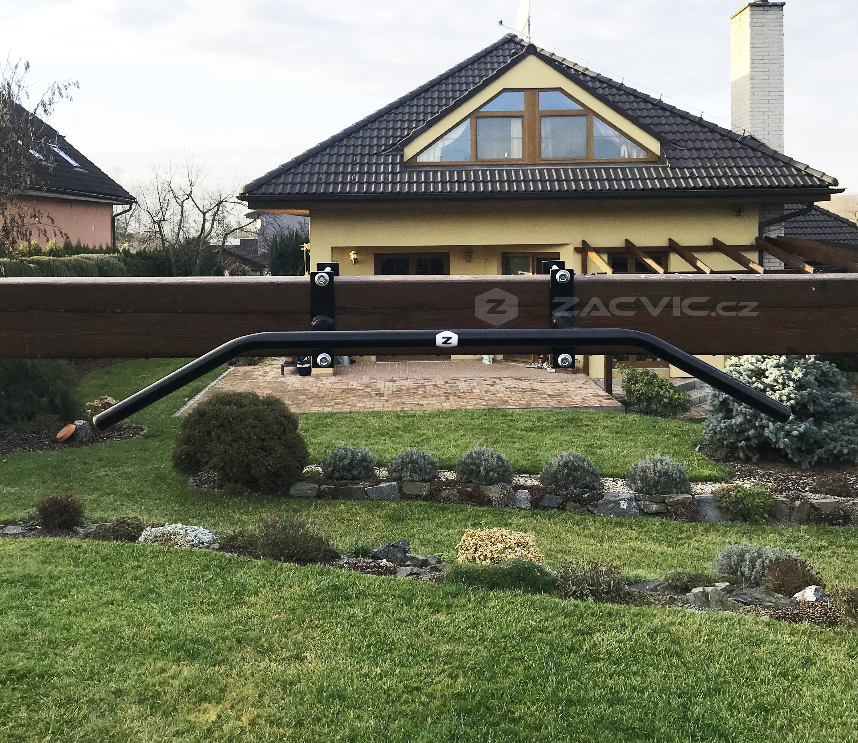 Posilovací hrazda na trám