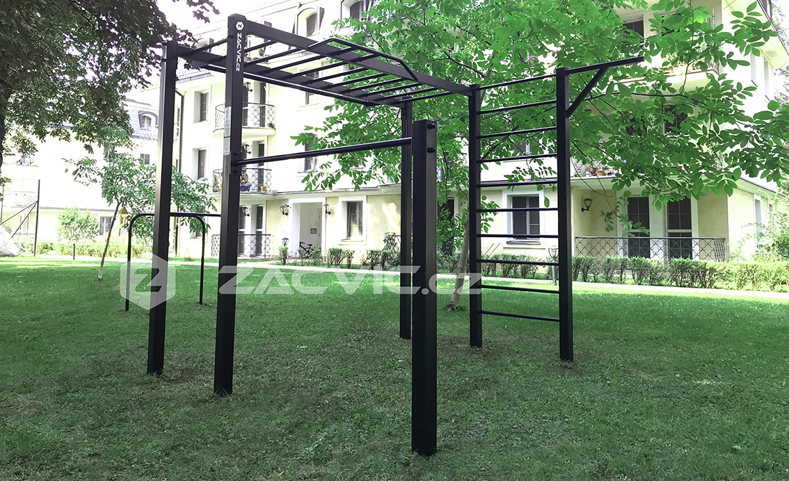 Venkovní posilovna pro Velvyslanectví Čínské lidové republiky v Praze