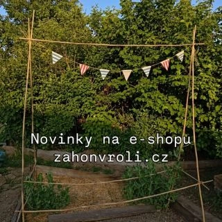 Na e-shop Záhonu v roli přibyla spousta novinek! Tvoříme i maličkosti, jako jsou tyhle dřevěné praporky. Nejsou nutné. Ale...