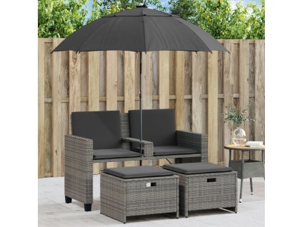 Zahradní pohovka 2místná slunečník a taburety šedá polyratan 365885