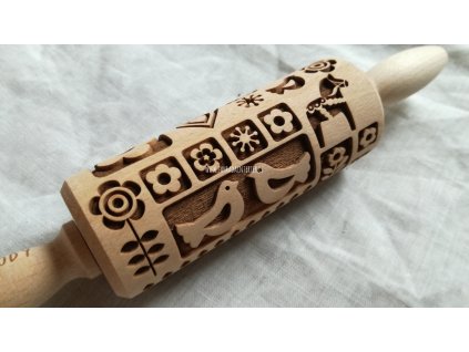Embosovaný váleček na těsto Folk II