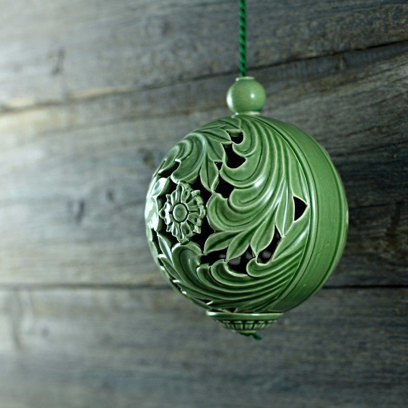 Závěsná aroma ozdoba zdobená zelená keramika Vanya