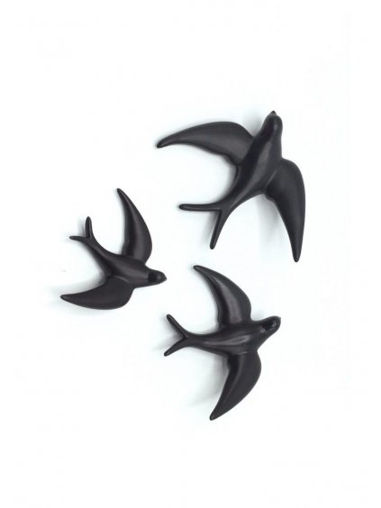 hejno zavesnych keramickych vlastovek cerna