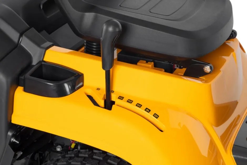 Páka mechanické převodovky s pěti rychlostmi vpřed a zpátečkou, vedle držák nápoje