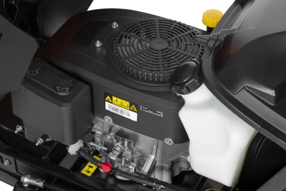 Jednoválcový benzinový motor STIGA ST 400 o objemu 414 cm3 pod kapotou traktoru