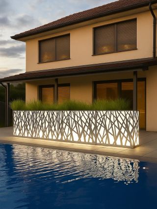 🧡 Vizuálne oddelenie bazéna a verandy so štýlovými kvetináčmi s osvietením Jungle. Svetlo je základným prvkom každého...