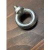 Oceľové oko na uzamknutie betónovej lavičky a stolu