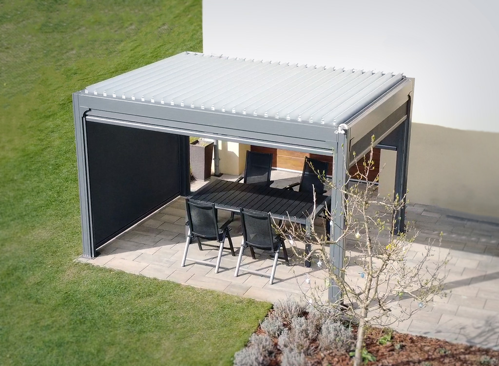 Pergola se staženými bočními screenovými roletami