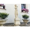 socha umely mramor muza rozkvetle zahrady okrovy 1