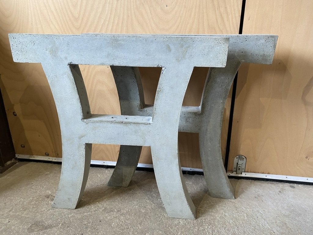 Surový odlitek betonového stolu Pekárek