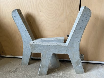Surový odlitek betonové lavičky Pekárek
