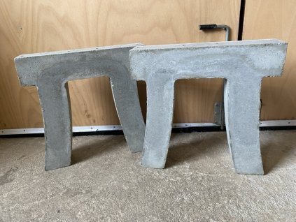 Surový odlitek betonové lavičky bez opěradla Pekárek