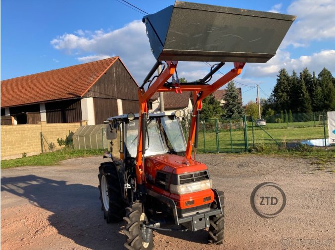 Kubota GL 29 Grandel s kabinou a čelním nakladačem