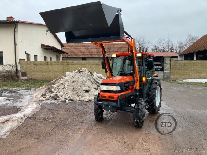 Kubota GL 321 Grandel s kabinou a nakladačem