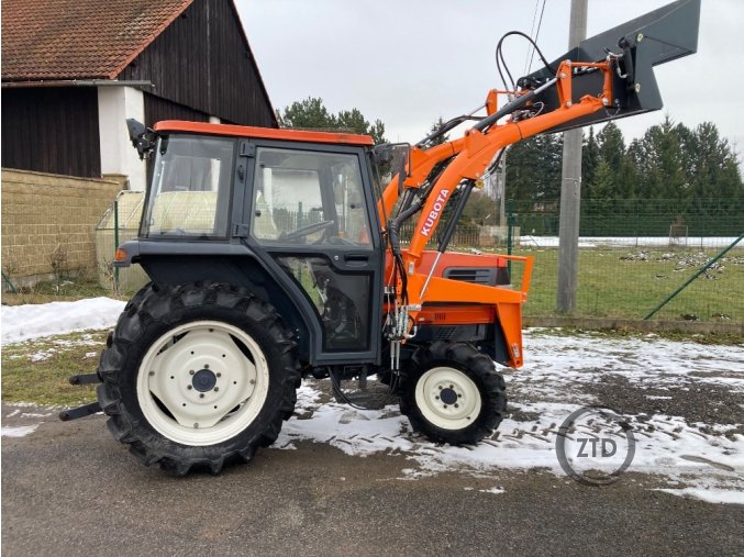 Kubota GL 260 s čelním nakladačem