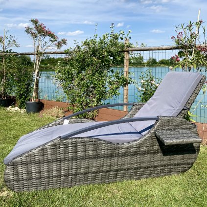Záhradné ratanové lehátko s poduškou a integrovaným stolíkom