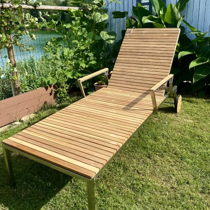 Záhradné teakové, polohovateľné lehátko Denver s kolieskami