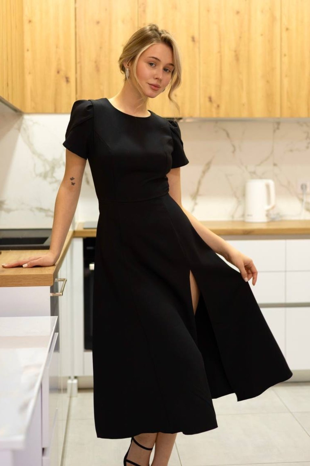 Elegantné čierne midi šaty s rozparkom a odhaleným chrbtom