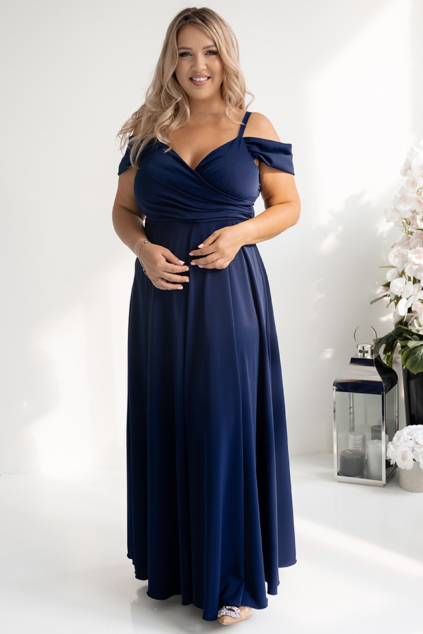 Tmavomodré dlhé plus-size šaty pre moletky s padavými rukávmi s rozparkom