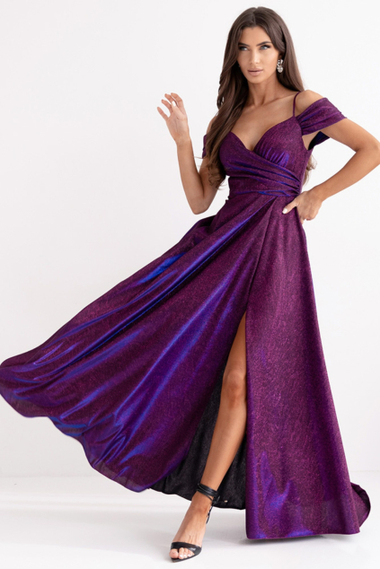 Trblietavé fialové dlhé spoločenské šaty s rozparkom