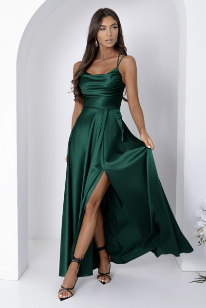 Dlhé tmavozelené saténové spoločenské šaty s ramienkami, rozparkom a šnurovaním na chrbte