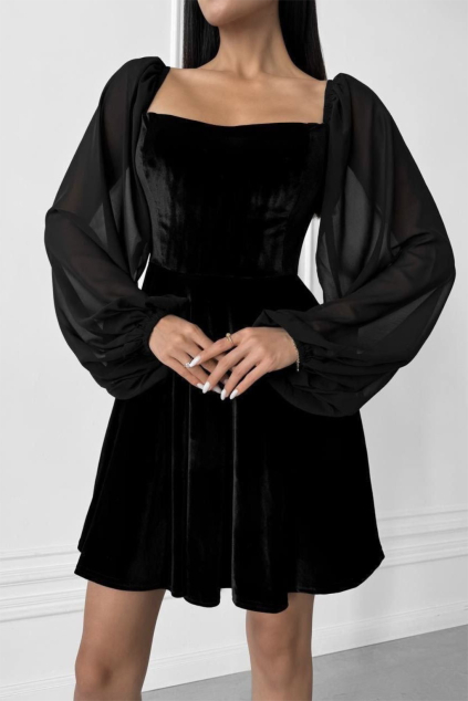 Čierne zamatové šaty so šifónovými rukávmi