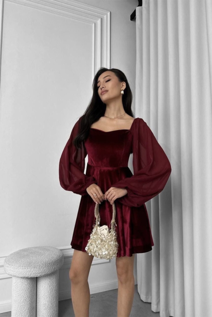 Červené zamatové šaty so šifónovými rukávmi