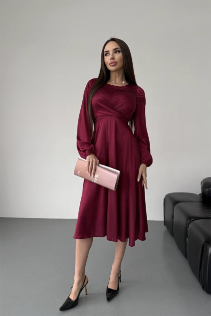 Vínové midi saténové šaty s rukávmi