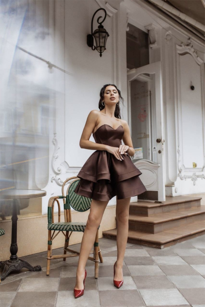 Hnedé koktejlové šaty saténové s korzetovým vrchom