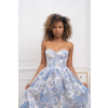 Modré spoločenské šaty s kvetovaným vzorom